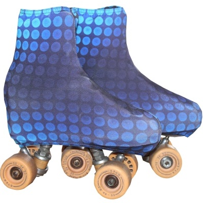 Patins clássicos com capa azul e rodas marrons