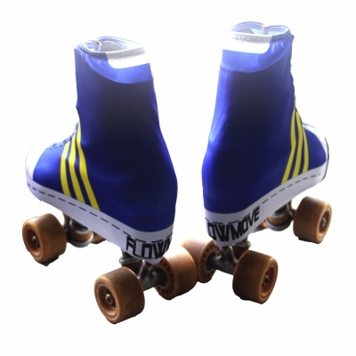 Sapatos com rodas de patins quadrúpedes azul e amarelos com texto FLOWMOVE