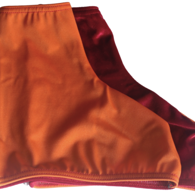 Capas para pés em tecido laranja e vermelho com brilho