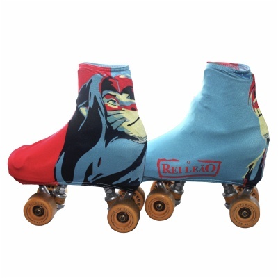 Patins clássicos de quatro rodas com capas coloridas e imagem do Rei Leão