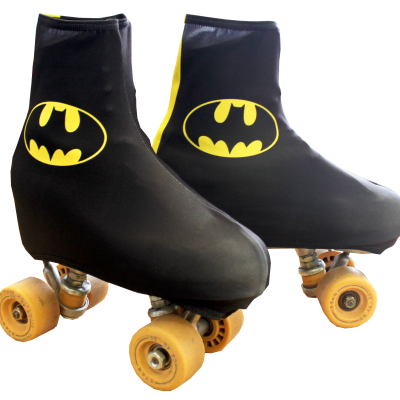 Patins pretos com logo do Batman amarelo e rodas amarelas