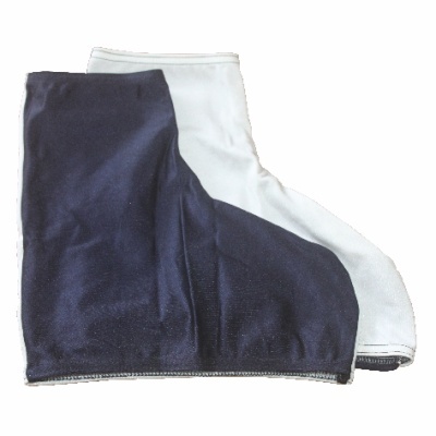 Duas capas de tecido para calçado, uma preta e outra branca.