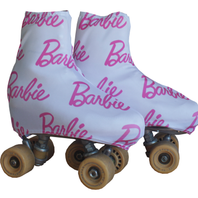 Par de patins quad com capas brancas e texto Barbie em rosa