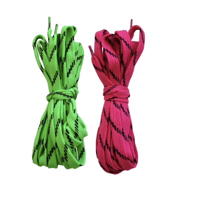 Atacadores trançados verde e rosa com riscas pretas enrolados