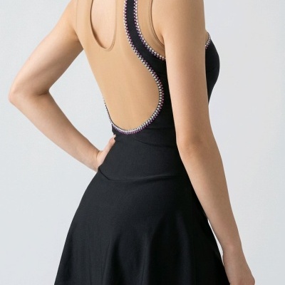 Vestido preto para ginástica ou dança com detalhes brilhantes e painel trasparente bege