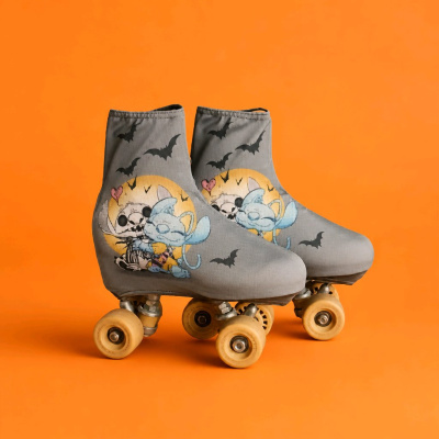 Patins de quatro rodas cinzentos com capa ilustrada com gato e esqueleto e morcegos pretos