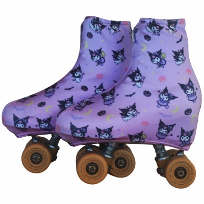 Par de patins em linha lilás com personagens de desenhos animados e rodinhas castanhas
