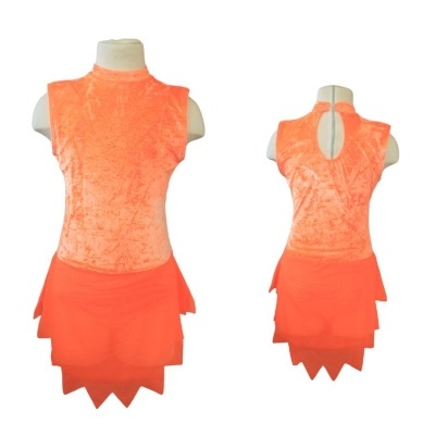 Vestido laranja com gola alta e saia em camadas em manequim