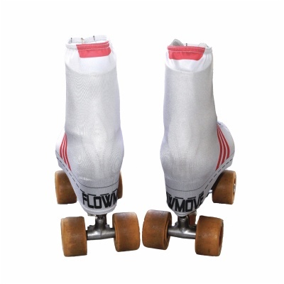 Par de patins clássicos com proteção branca e detalhes vermelhos, rodas de madeira castanha