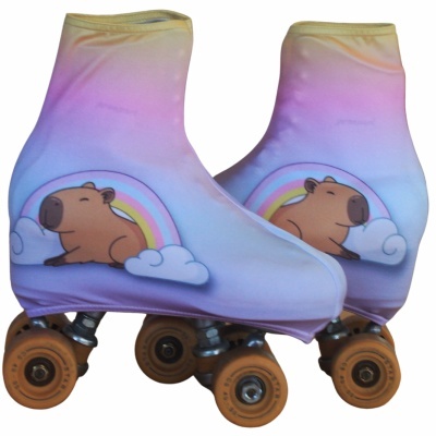 Patins com capa roxa e estampa de capivara com arco-íris