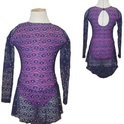 Vestido de renda azul com forro cor-de-rosa e detalhe oval nas costas