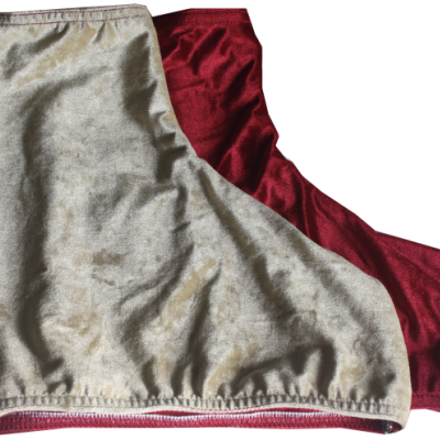 Dois lenços quadrados em vermelho acetinado e bege aveludado sobre fundo branco