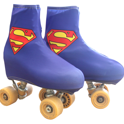 Patins clássicos com capas azuis e símbolo do Superman vermelho e amarelo