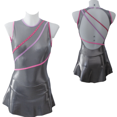 vestido desportivo prateado com detalhes em rosa e lilás e saia curta