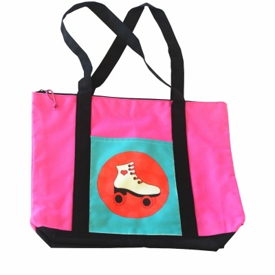 Saco tote rosa com bolso azul turquesa e desenho de patim amarelo em círculo laranja
