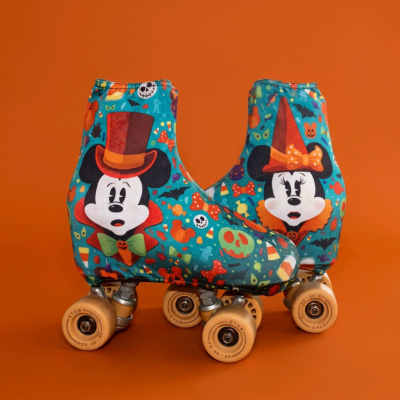 Patins decorados com tema de Halloween e personagens estilo Mickey e Minnie sobre fundo laranja