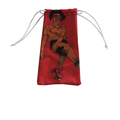 Estojo vermelho com estampa de mulher de patins e cordões brancos