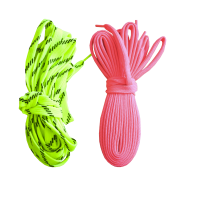 Dois cabos de corda enrolados, um verde fluorescente com linhas pretas e outro rosa sólido