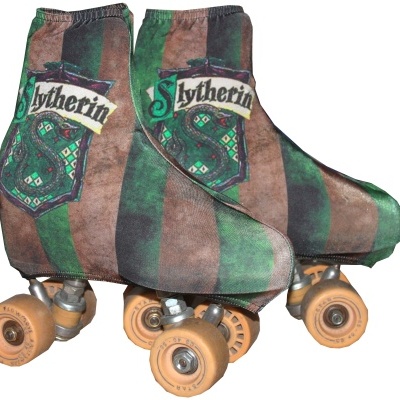 Patins de quatro rodas com capa de tecido às riscas verdes e castanhas e brasão Slytherin