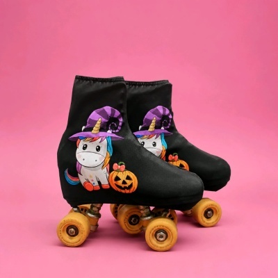 Patins clássicos com capa preta e desenho de unicórnio e abóbora