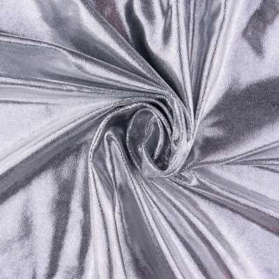 Tecido metálico prateado enrolado em espiral