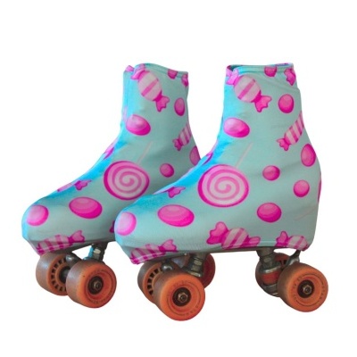 Patins com capas protetoras azuis com padrão de doces cor-de-rosa