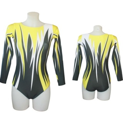 Collant de ginástica amarelo, cinzento, branco e preto com padrão abstrato