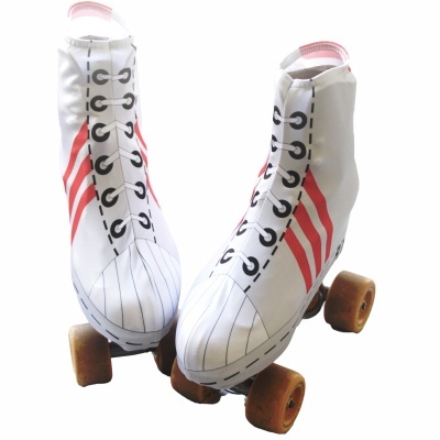 Patins de rodas brancos com riscas vermelhas e rodas castanhas