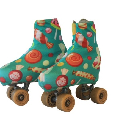 Patins de rodas com capas coloridas e padrão de doces.