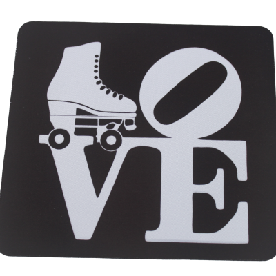 Placa preta com palavra 'LOVE' branca e patim de rodas a substituir a letra O
