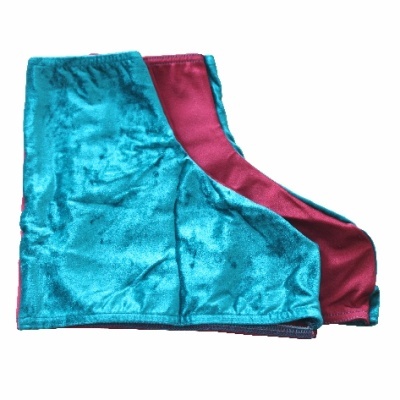 Mantós ou capas azul-turquesa e borgonha em tecido aveludado