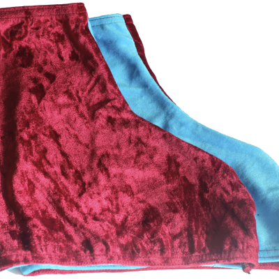 Duas capas de almofadas aveludadas azul clara e vermelha bordô