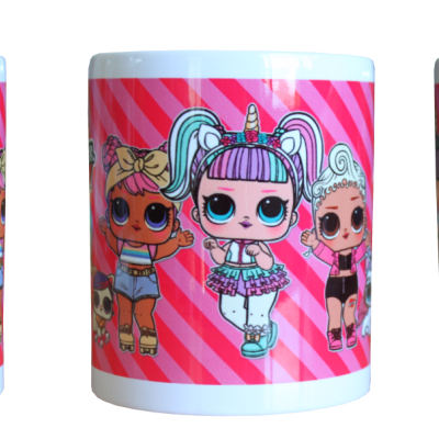 Caneca branca com personagens L.O.L. Surprise! em fundo rosa com riscas