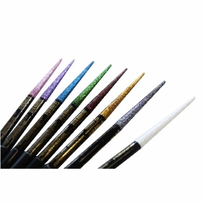 Oito pincéis de unhas coloridos com glitter em fundo branco