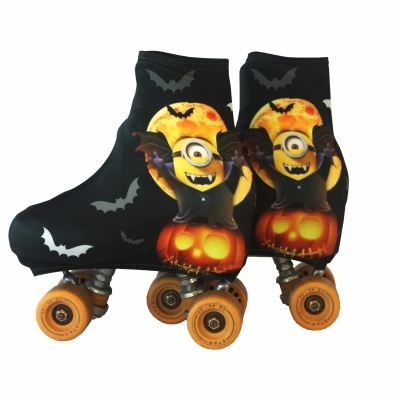 Patins de 4 rodas com capa preta e decoração de morcegos e monstro amarelo em abóbora