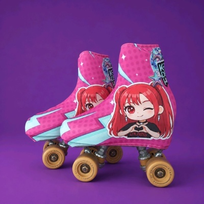 Patins de rodas com capa protetora rosa e azul com ilustração de personagem animada