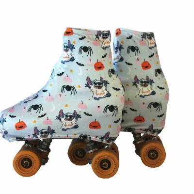 Patins de quatro rodas com capa branca e desenhos de aranhas e abóboras