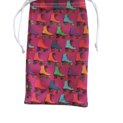 Saco de tecido rosa com padrão de patins coloridos e cordão branco