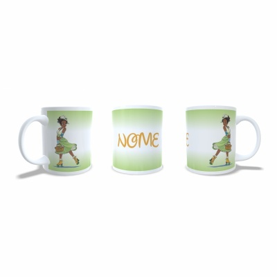 Caneca branca com ilustração de mulher e texto 'NOME' em verde e amarelo