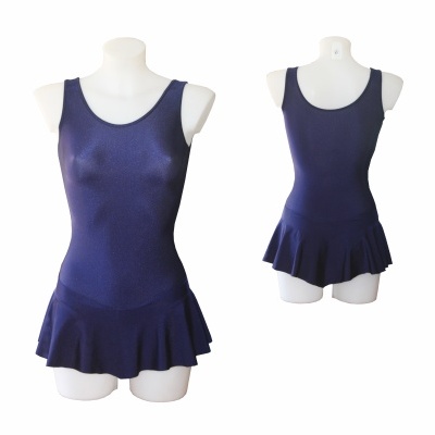 Fato de banho feminino azul escuro com saia, frente e costas em manequins.