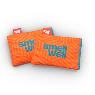 Dois sacos de cheiro laranja com texto azul 'smell well' e etiquetas vermelhas