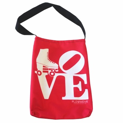 Mala de ombro vermelha com alça preta e estampa branca de patim e palavra 'LOVE'.