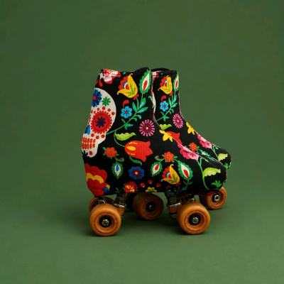 Par de patins com tecido estampado floral e caveira colorida