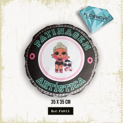 Prancha redonda preta com ilustração de personagem animada e texto PATINAGEM ARTÍSTICA