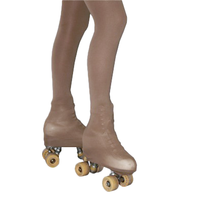 Patins de rodas clássicos bege em pernas com meias bege