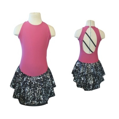 Vestido de baile cor-de-rosa com saia preta e branca e costas abertas