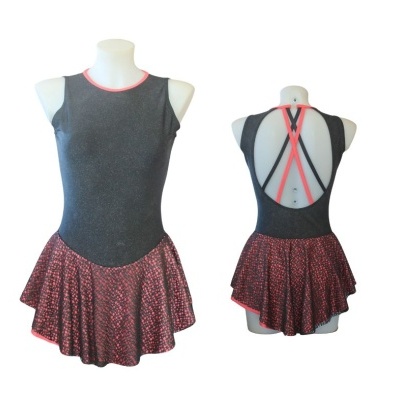 Vestido de ginástica feminino cinzento com saia vermelha e alças cruzadas nas costas