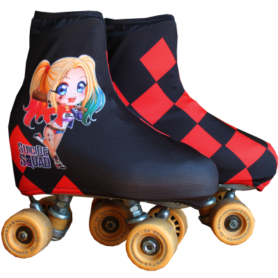 Patins com capa preta e vermelha, ilustração de Harley Quinn e rodas amarelas