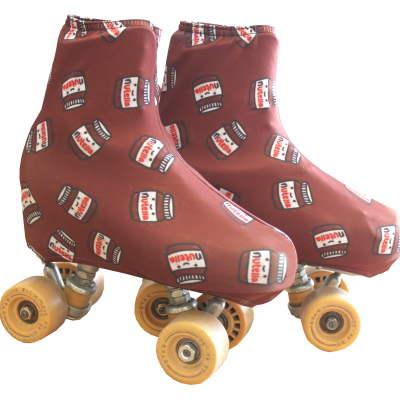 Patins com capa castanha estampada de Nutella e rodas amarelas