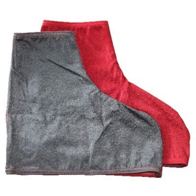 Duas luvas de microfibra cinza e vermelha com textura macia